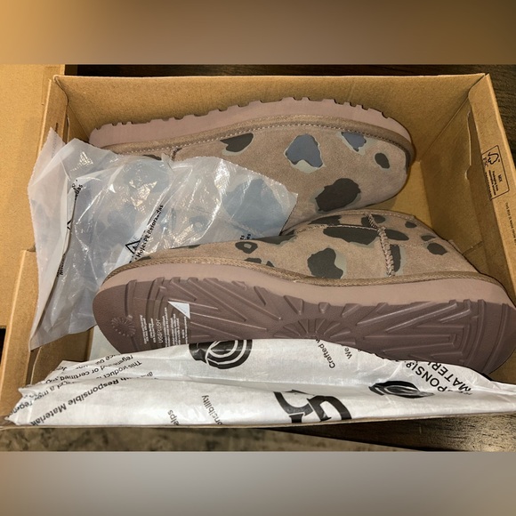 Brand new never worn ultra mini uggs! - Picture 4 of 10